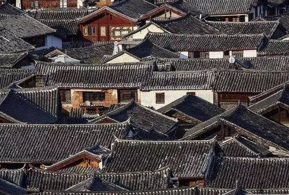 从平民百姓所用的硬山顶,悬山顶到公卿王侯的庑殿顶,歇山顶,还有小桥